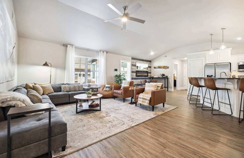 Fayetteville Casa | Cozy Bungalow-Hot tub-6 mi to UofA & DT-Sleeps 8