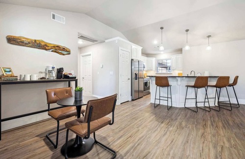 Fayetteville Casa | Cozy Bungalow-Hot tub-6 mi to UofA & DT-Sleeps 8