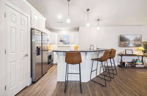 Fayetteville Casa | Cozy Bungalow-Hot tub-6 mi to UofA & DT-Sleeps 8
