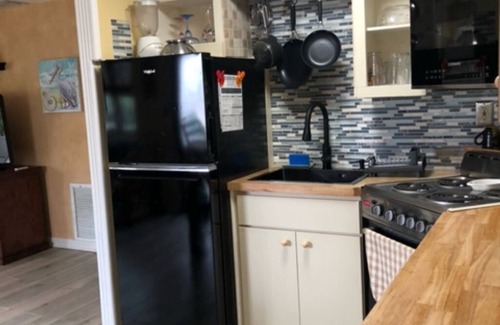Laurel Casa | Cozy bungalow in charming Bay Point subdivision 2 minutes to Nokomis beach.
