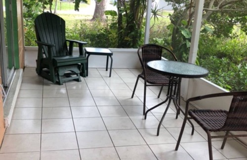 Laurel Casa | Cozy bungalow in charming Bay Point subdivision 2 minutes to Nokomis beach.
