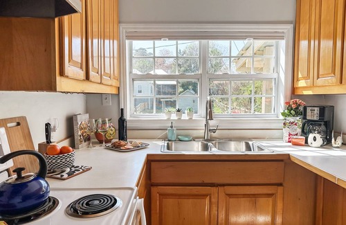 Hillsborough Casa | Cozy Bungalow in Historic West Hillsborough