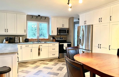 Greater Napanee Casa | Cozy Bungalow Nestled atop North Shore Hay Bay, Napanee