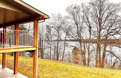 Greater Napanee Casa | Cozy Bungalow Nestled atop North Shore Hay Bay, Napanee