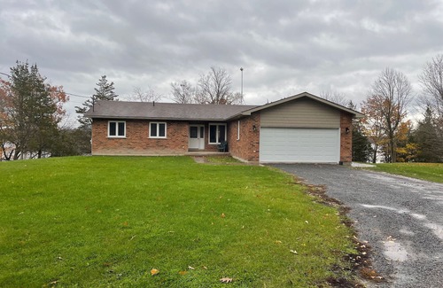 Greater Napanee Casa | Cozy Bungalow Nestled atop North Shore Hay Bay, Napanee