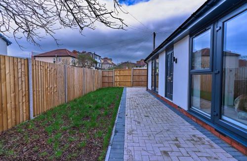 Filton Casa | Cozy bungalow near Concorde museum w/backyard