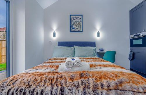 Filton Casa | Cozy bungalow near Concorde museum w/backyard
