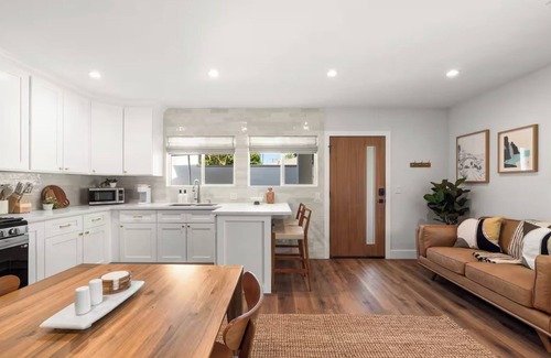 Downey Casa | Cozy Bungalow near Disney, Knott’s, & DTLA