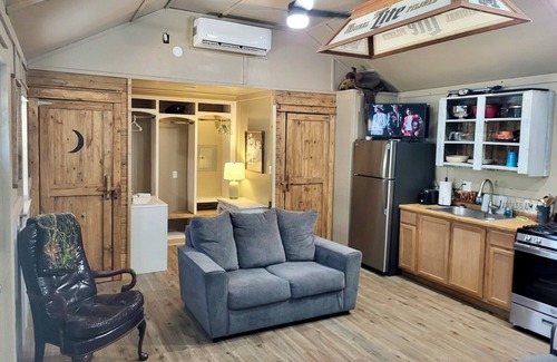 Leakey Apartamento | Cozy “Bunkhouse” cabin in charming Leakey with WiFi, AC. Near Frio and Garner!