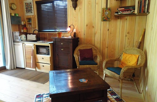 Saint-Andre-de-Cruzieres Chalet De Esquí | Cozy cottage under the oaks with outdoor kitchen, ideal for recharge.