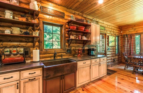Fontana-on-Geneva Lake Casa | COZY CABIN HALF MILE FROM THE EXCITING FONTANA WATERFRONT!