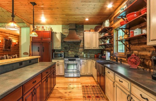 Fontana-on-Geneva Lake Casa | COZY CABIN HALF MILE FROM THE EXCITING FONTANA WATERFRONT!