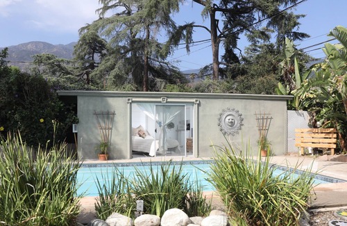 Altadena Cabaña | Cozy Cabana Poolhouse-Dive from door to pool