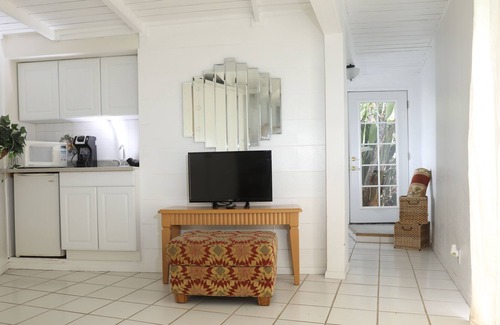 Altadena Cabaña | Cozy Cabana Poolhouse-Dive from door to pool