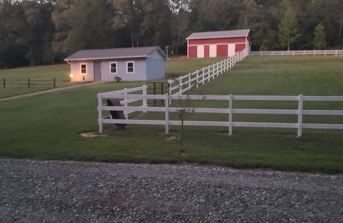 Caroleen Cabina | Cozy Cabin 1 at Bird's Nest Bunkies and Barn in Ellenboro with WiFi, AC, & Heat