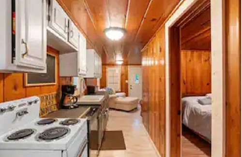 Carp Lake Cabina | Cozy Cabin -1 Min to Lake, BBQ, Firepit & Fast Wi-Fi