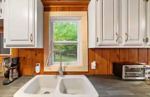 Carp Lake Cabina | Cozy Cabin -1 Min to Lake, BBQ, Firepit & Fast Wi-Fi