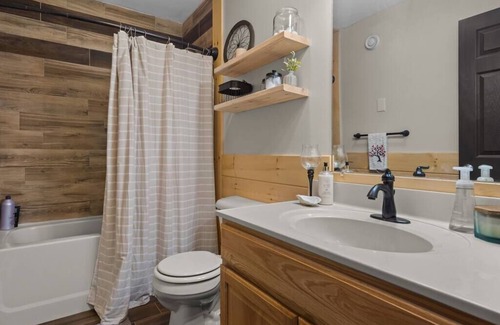 Stratton Casa | Cozy Cabin 10 Minutes From Stratton w/ Fireplace!