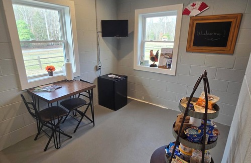 Caroleen Cabina | Cozy Cabin 2 at Bird's Nest Bunkies and Barn in Ellenboro with WiFi, AC & Heat