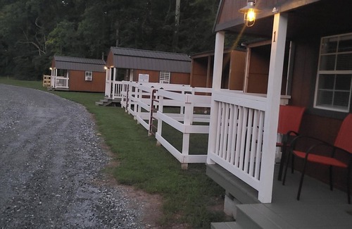 Caroleen Cabina | Cozy Cabin 3 at Bird's Nest Bunkies and Barn in Ellenboro with WiFi, AC, & Heat
