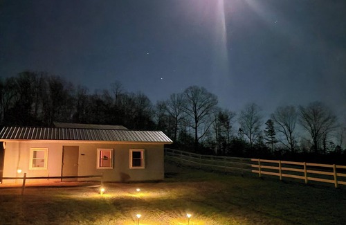 Caroleen Cabina | Cozy Cabin 3 at Bird's Nest Bunkies and Barn in Ellenboro with WiFi, AC, & Heat