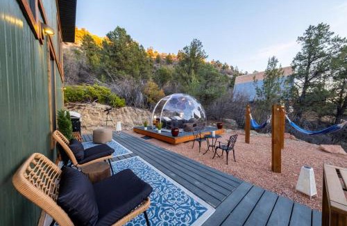 Glendale Casa | Cozy Cabin and Stargazing Dome Bedroom Deck BBQ Hammocks