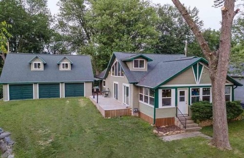 Newville Cabina | Cozy Cabin at Lake Koshkonong
