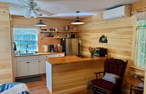 Belfast Cabina | Cozy Cabin By The Pond, Sleeps 2