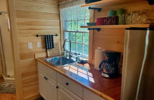 Belfast Cabina | Cozy Cabin By The Pond, Sleeps 2