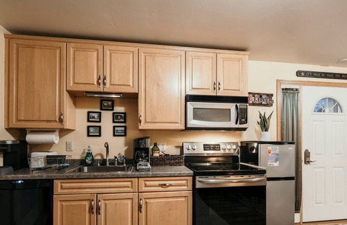 Fish Creek Cabaña | Cozy Cabin! Dwntwn Fish Crik! Hike, Bike. Dogs ok!
