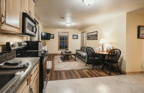 Fish Creek Cabaña | Cozy Cabin! Dwntwn Fish Crik! Hike, Bike. Dogs ok!