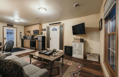 Fish Creek Cabaña | Cozy Cabin! Dwntwn Fish Crik! Hike, Bike. Dogs ok!