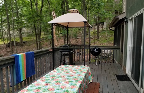 Bushkill Cabina | Cozy Cabin Escape con piscinas cubiertas y al aire libre, jacuzzis, tenis, esquí y más