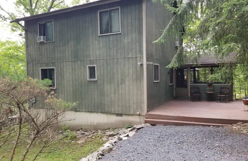 Bushkill Cabina | Cozy Cabin Escape con piscinas cubiertas y al aire libre, jacuzzis, tenis, esquí y más