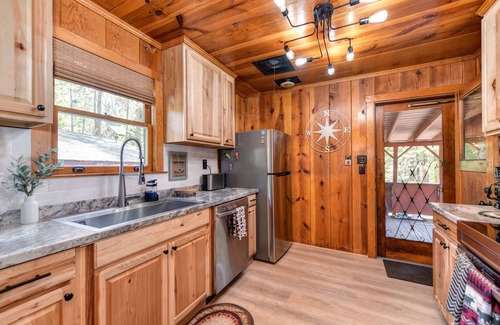 Mi-Wuk Village Cabina | Cozy Cabin! Family Friendly! Games! Dogs Welcome! Close to Skiing & Twain Harte!