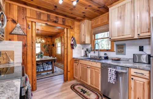 Mi-Wuk Village Cabina | Cozy Cabin! Family Friendly! Games! Dogs Welcome! Close to Skiing & Twain Harte!