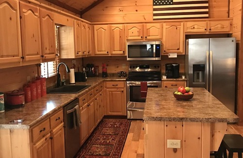 Morganton Cabina | Cozy Cabin for 4 with 2 King beds, 2 full baths, 2 fireplaces and upscale Decor!