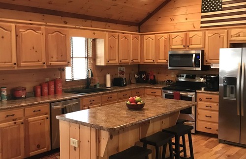 Morganton Cabina | Cozy Cabin for 4 with 2 King beds, 2 full baths, 2 fireplaces and upscale Decor!