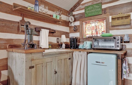 Fredericksburg Cabina | Cozy Cabin for Two 1 Block to Main