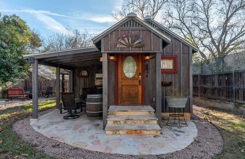 Fredericksburg Cabina | Cozy Cabin for Two 1 Block to Main
