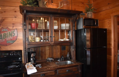 Walnut Shade Cabina | COZY CABIN FOR TWO- MIN. TO BRANSON-HOT TUB-BRKFST-WINERY-BREWERY
