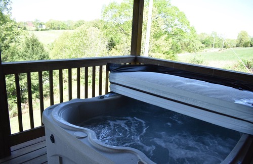 Walnut Shade Cabina | COZY CABIN FOR TWO- MIN. TO BRANSON-HOT TUB-BRKFST-WINERY-BREWERY