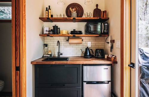 Vashon Island Cabina | Cozy Cabin Forest Retreat with Wood Fired Hot Tub