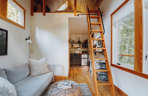 Vashon Island Cabina | Cozy Cabin Forest Retreat with Wood Fired Hot Tub