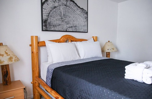 Castle Rock Casa | Cozy Cabin, Gateway to Mount St. Helens w/Hot Tub