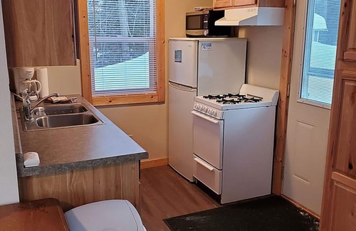 Conover Cabina | Cozy Cabin Getaway - Studio on ATV & Snowmobile Trail with Hi Speed WiFi