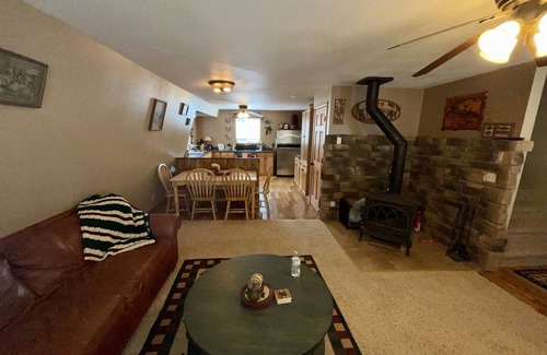 Meadow View Heights Cabina | Cozy Cabin Hidden in the Pines! Explore So. Utah including Cedar, Bryce,&Zion NP