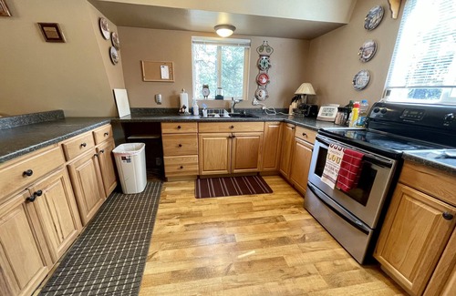 Meadow View Heights Cabina | Cozy Cabin Hidden in the Pines! Explore So. Utah including Cedar, Bryce,&Zion NP