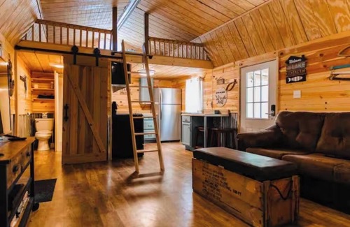 Crane Hill Cabina | Cozy cabin in beautiful Crane Hill with AC. Steps to Lewis Smith Lake.