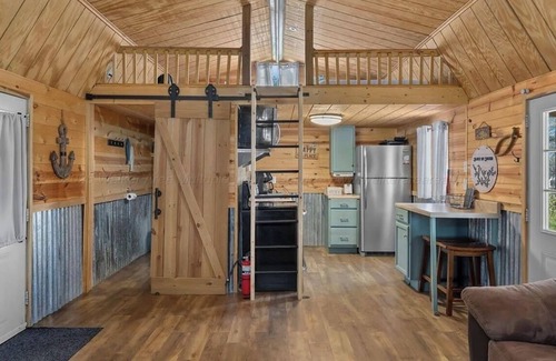 Crane Hill Cabina | Cozy cabin in beautiful Crane Hill with AC. Steps to Lewis Smith Lake.